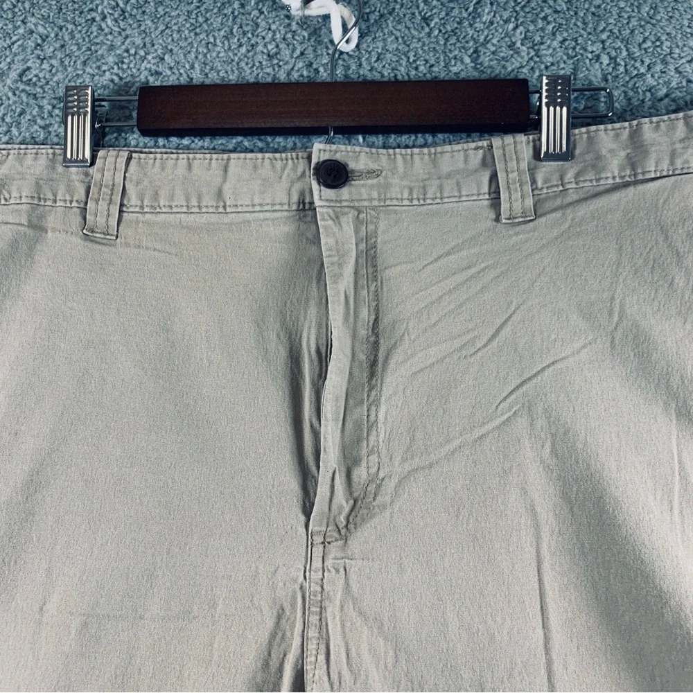 Magellan Outdoors‎ Shorts Men's Flat Front Cotton Blend Khaki Size 44W Inseam 9